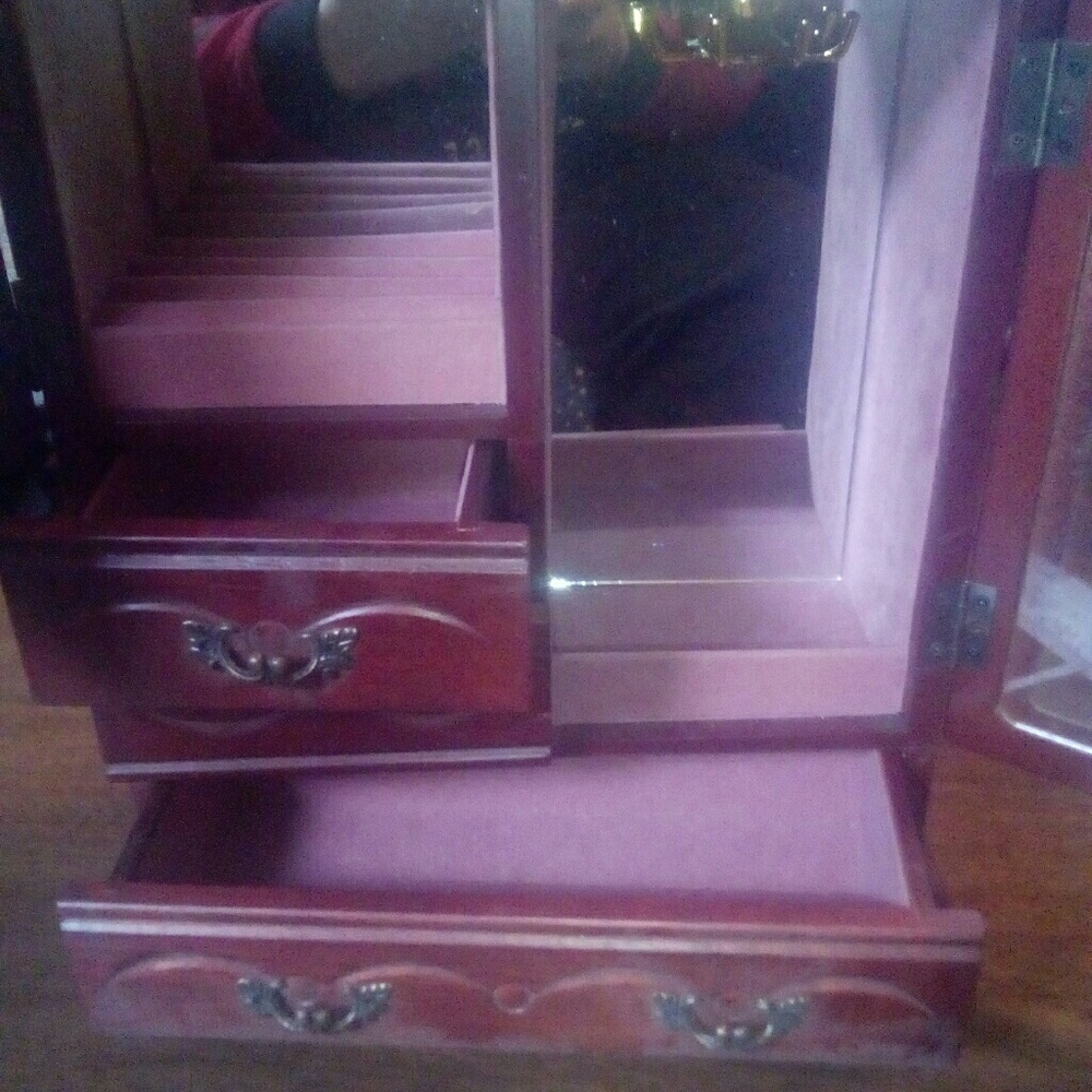 Wooden jewelry box